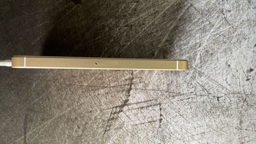 IPHONE SE 32GB Gold + za darmo 6 Etui (bateria do wymiany)