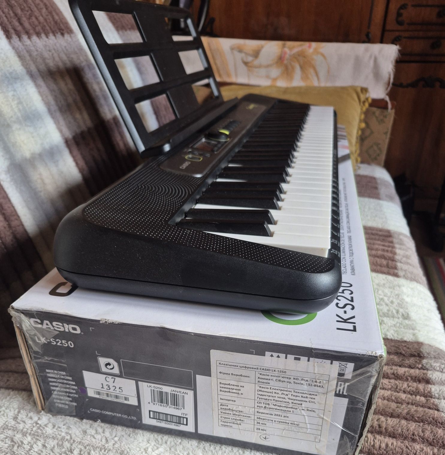 CASIO Casiotone LK-S250 продам