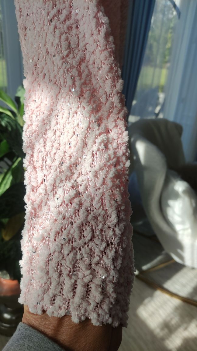 Nowy Sweterek różowy z cekinami rozmiar 44