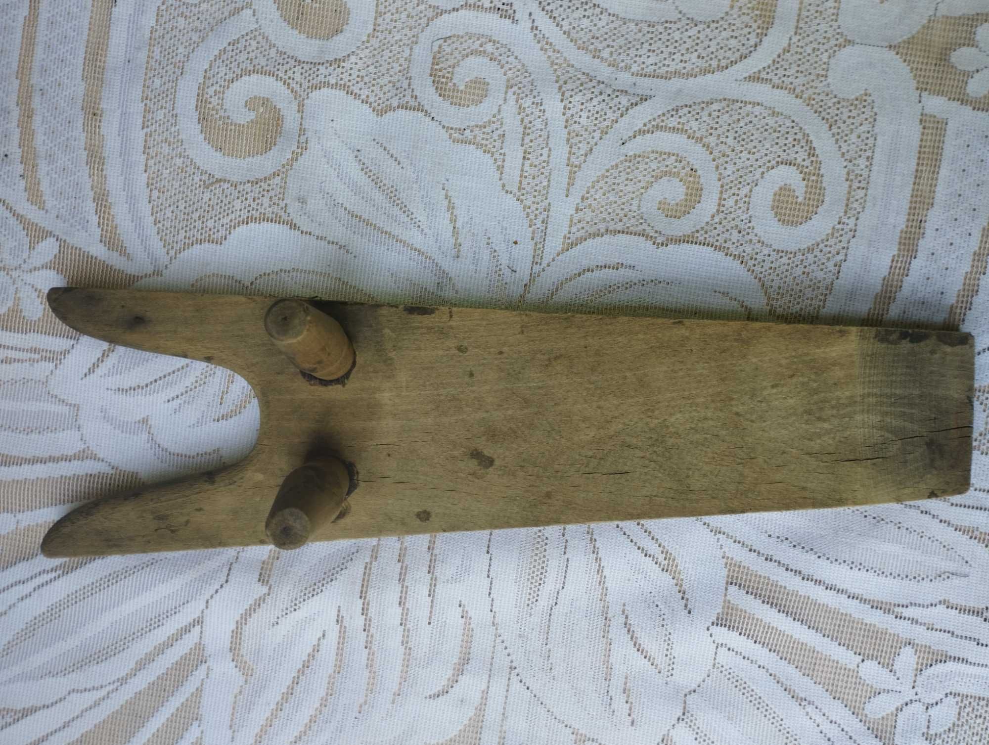 Stara drewniana podpórka do ściągania butów