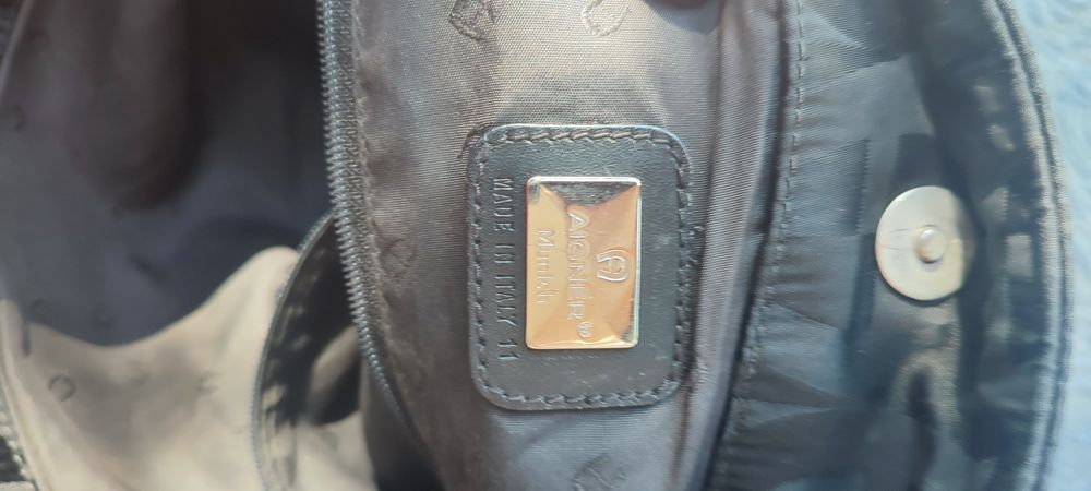 Czarna torebka Aigner