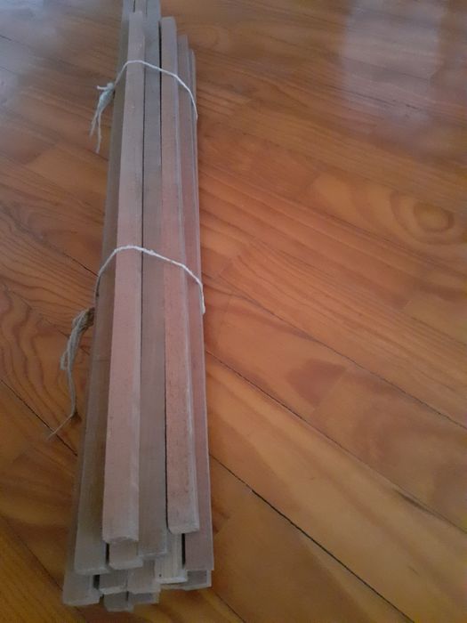 - Conjunto de 19 peças de madeira sapel nova.