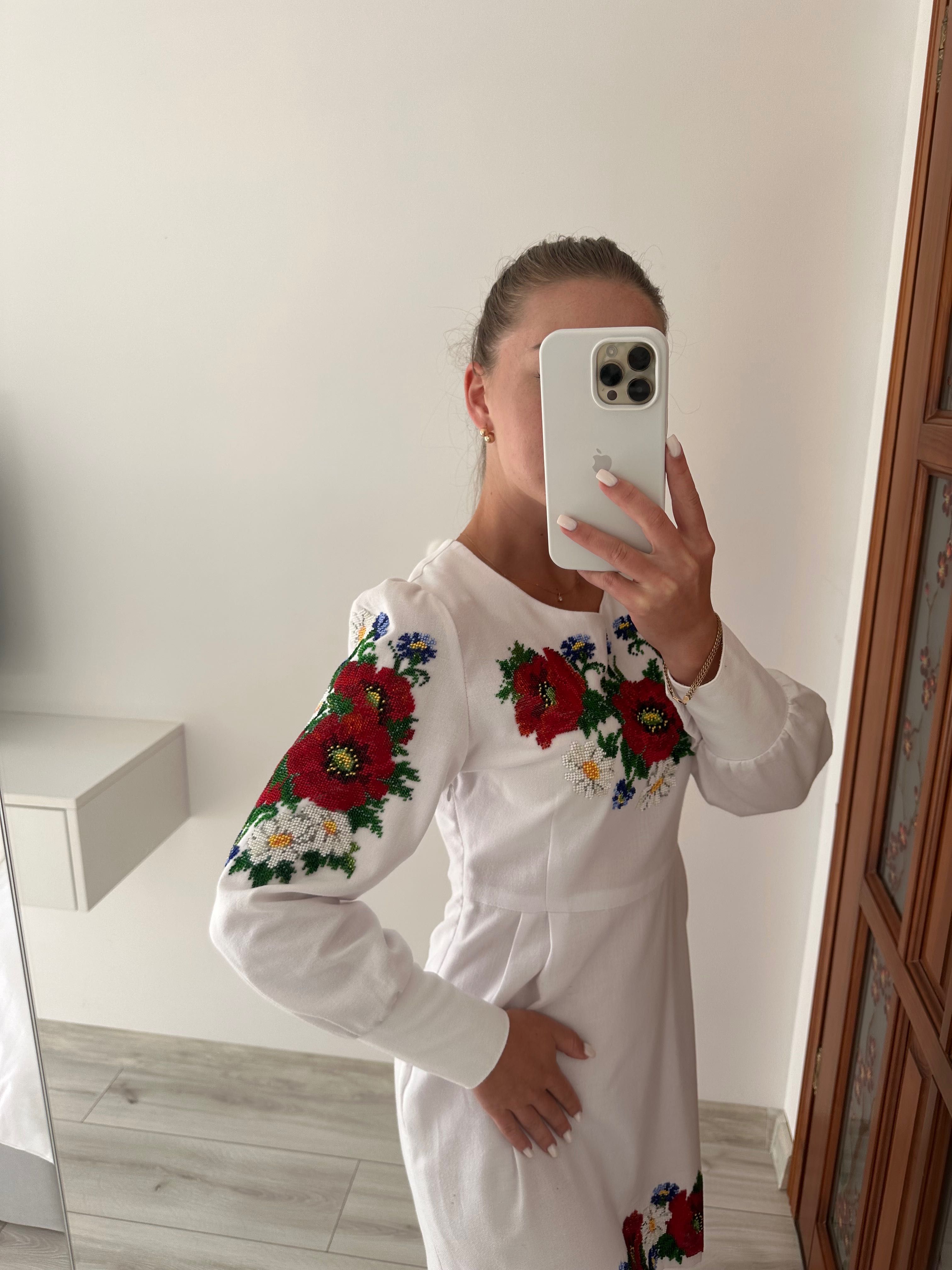 Вишита сукня з бісеру та поясом