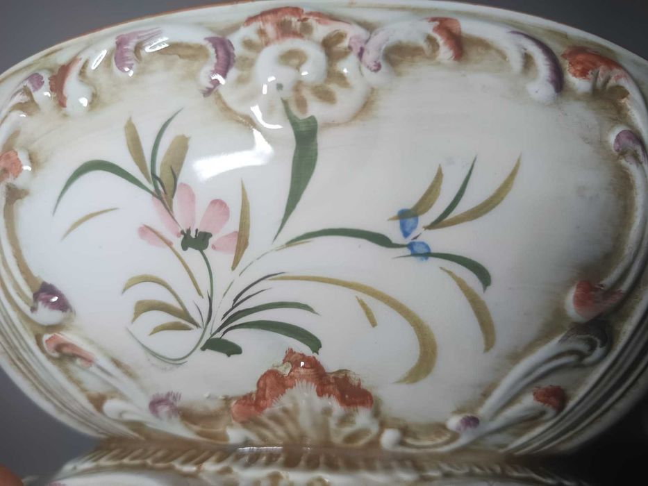 Terrina Antiga em Faiança – Decoração Floral e Relevos