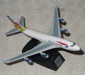 Avião comercial boeing 747 em metal