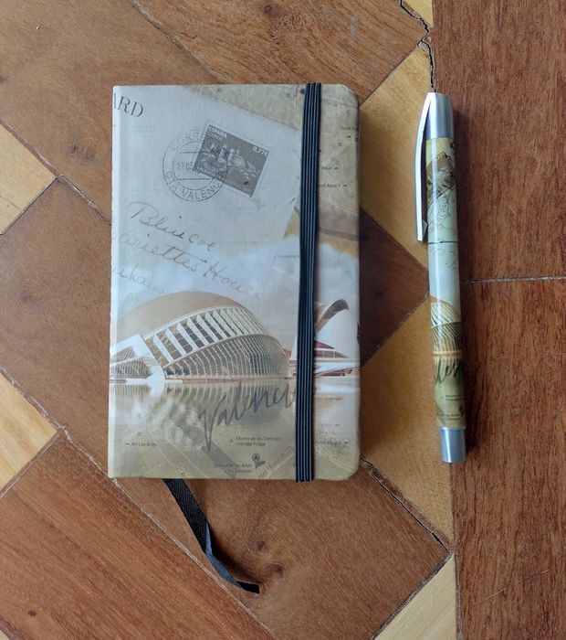 Caderno A6 e caneta a condizer