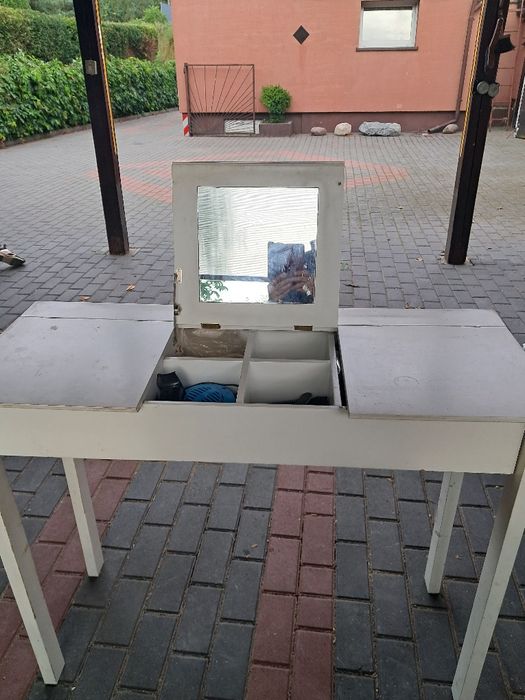 Toaletka z otwieranym blatem