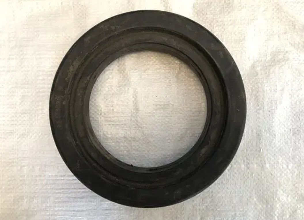 Корпус, уплотнение цапфы, пыльник каретки ДТ-75