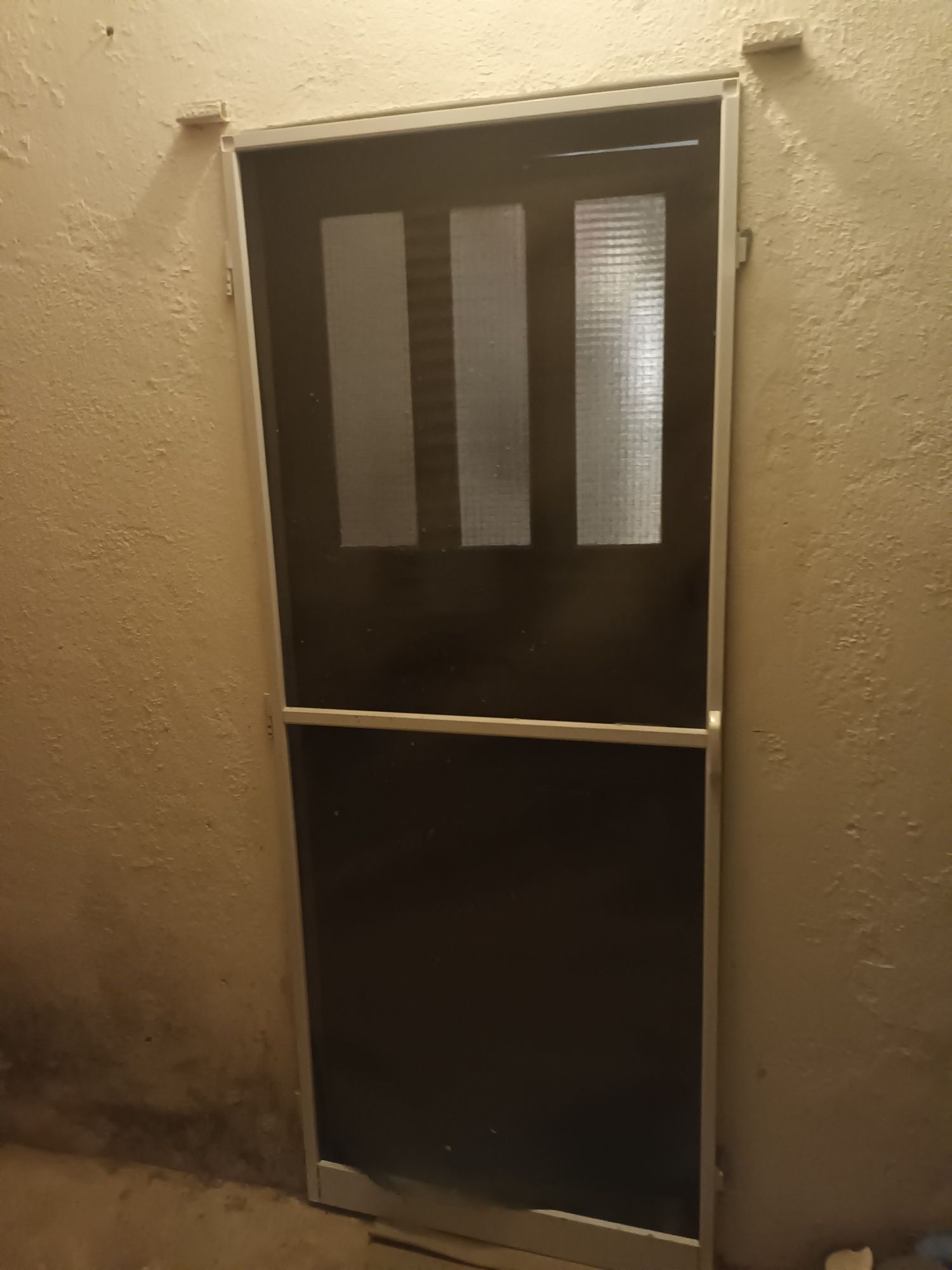 Porta de aluminio com rede mosquiteira