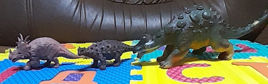 Дитячі іграшки динозаври