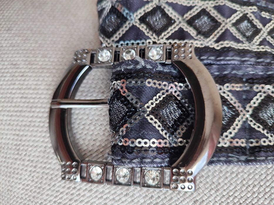 Pasek z kryształkami.