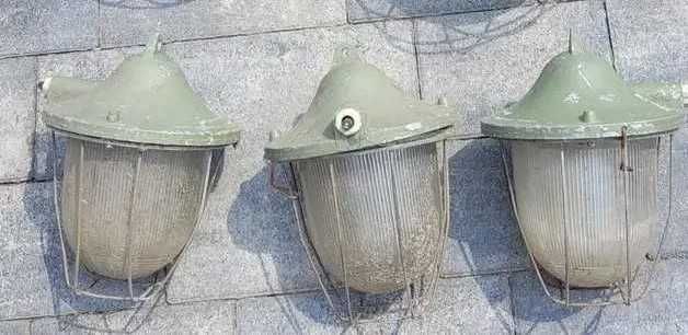 LOFT stare lampy przemysłowe.