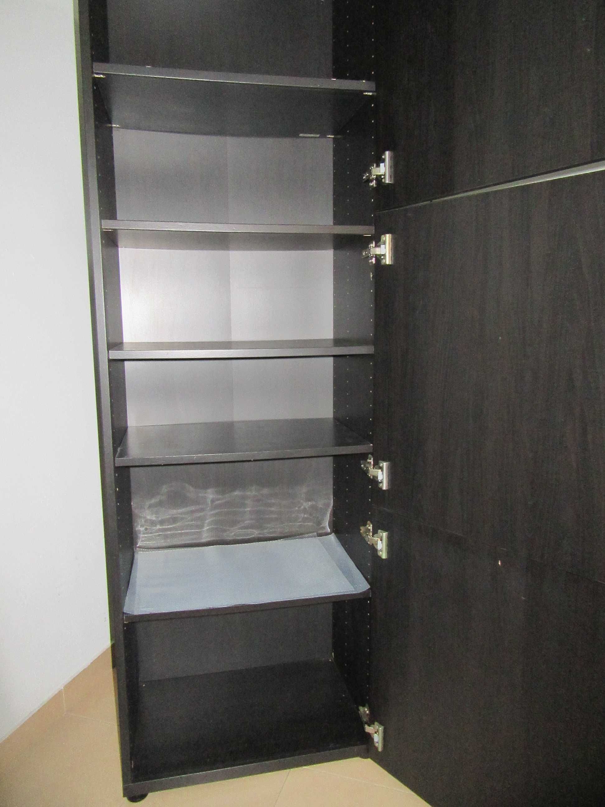 Móvel Estante Besta Ikea com Portas