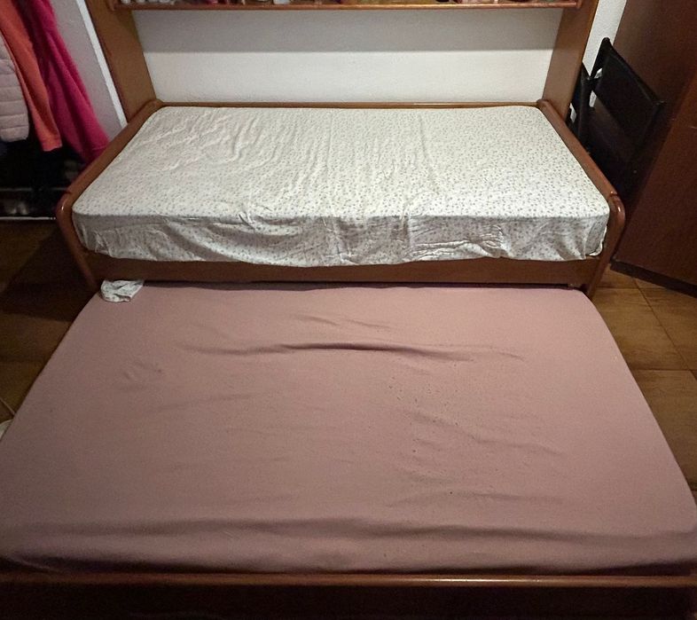 Camas,com prateleira e 2 colchões