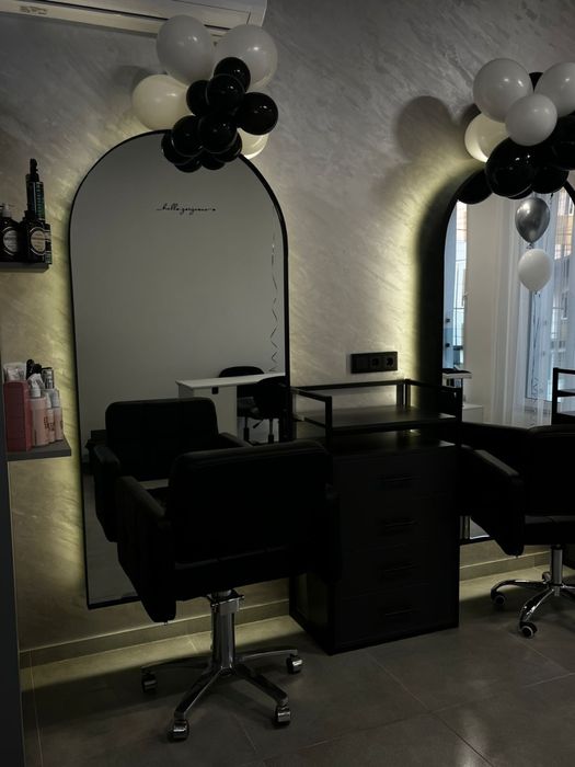 Здається робоче місце для Перукаря/Майстра манікю/бровіста