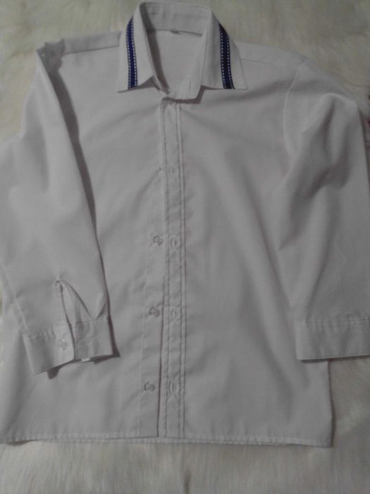 Elegancka koszula wizytowa biała z granatowym lampasem roz.110cm