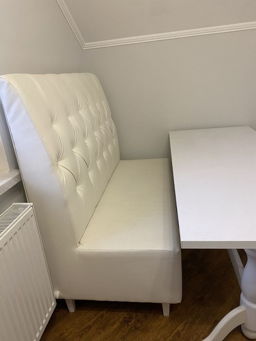 Диванчики білі.