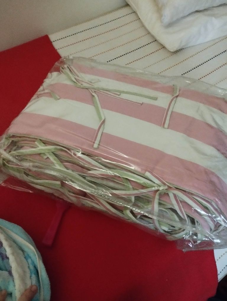 Proteção cama de bebe de menina
