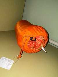 Спальний мішок оранжевого кольору