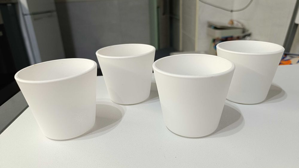 Vasos brancos pequenos