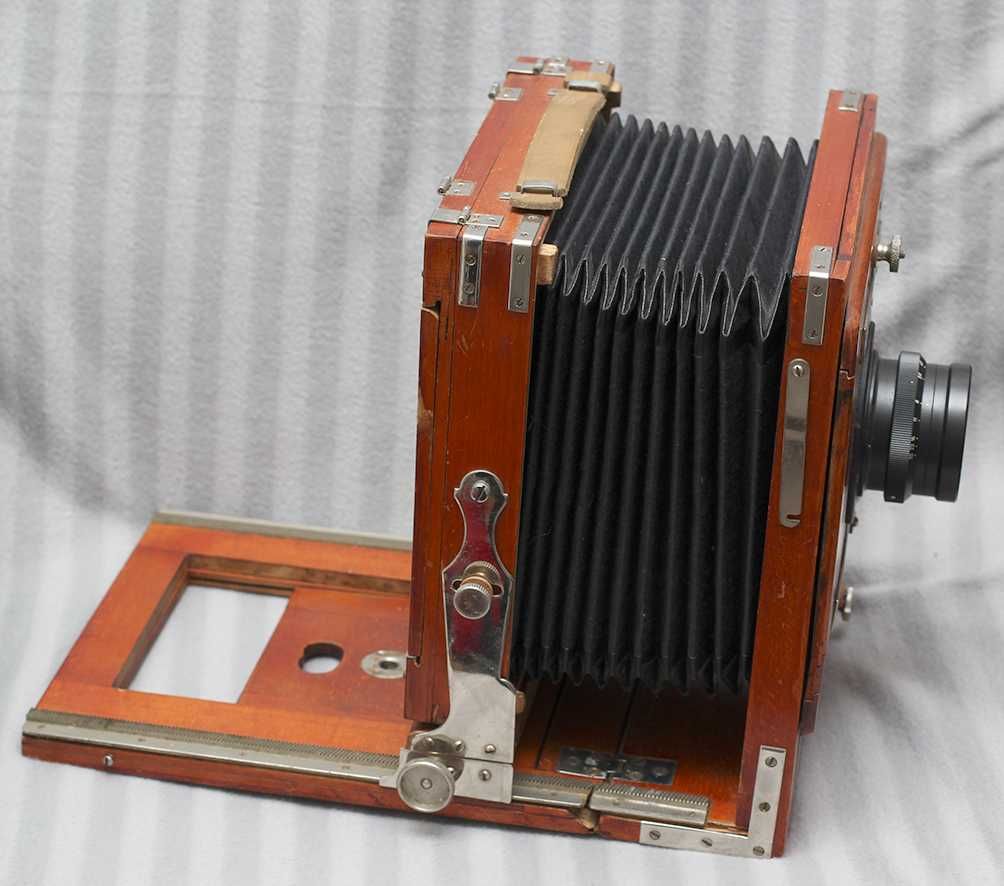 Фотокамера  дорожня ФКД 13х18 см була виготовлена ​​в 1946 році