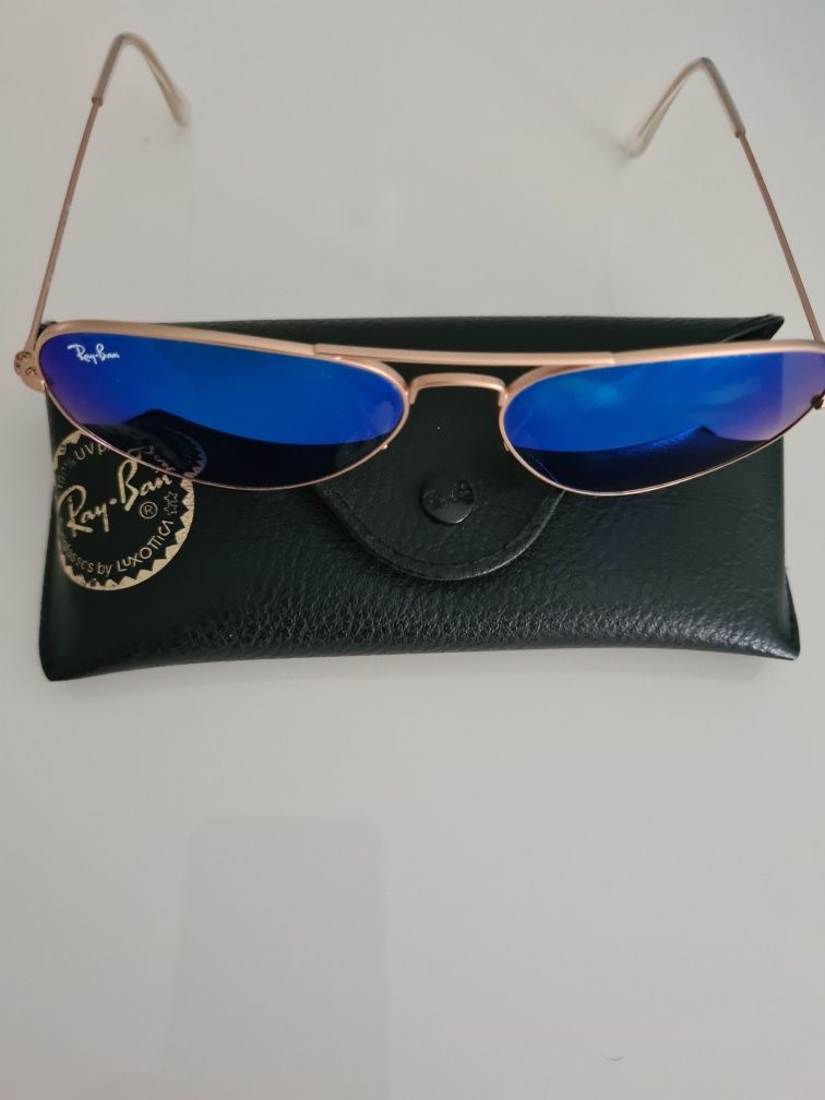Óculos azuis dourados Ray-Ban novos sem etiqueta.