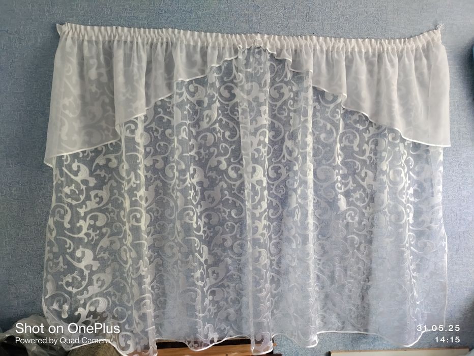 Продам шторки. Біла 1.70*1.45.. Синя 1.57*0.95