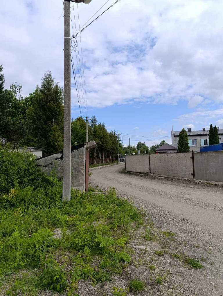 Недорого продається нежитлове приміщення біля автотраси Київ-Чоп.
