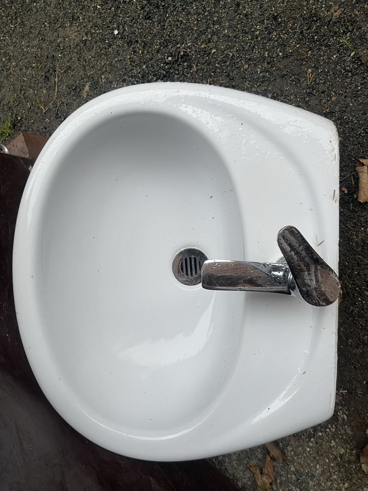 Biała umywalka z baterią na szafkowa