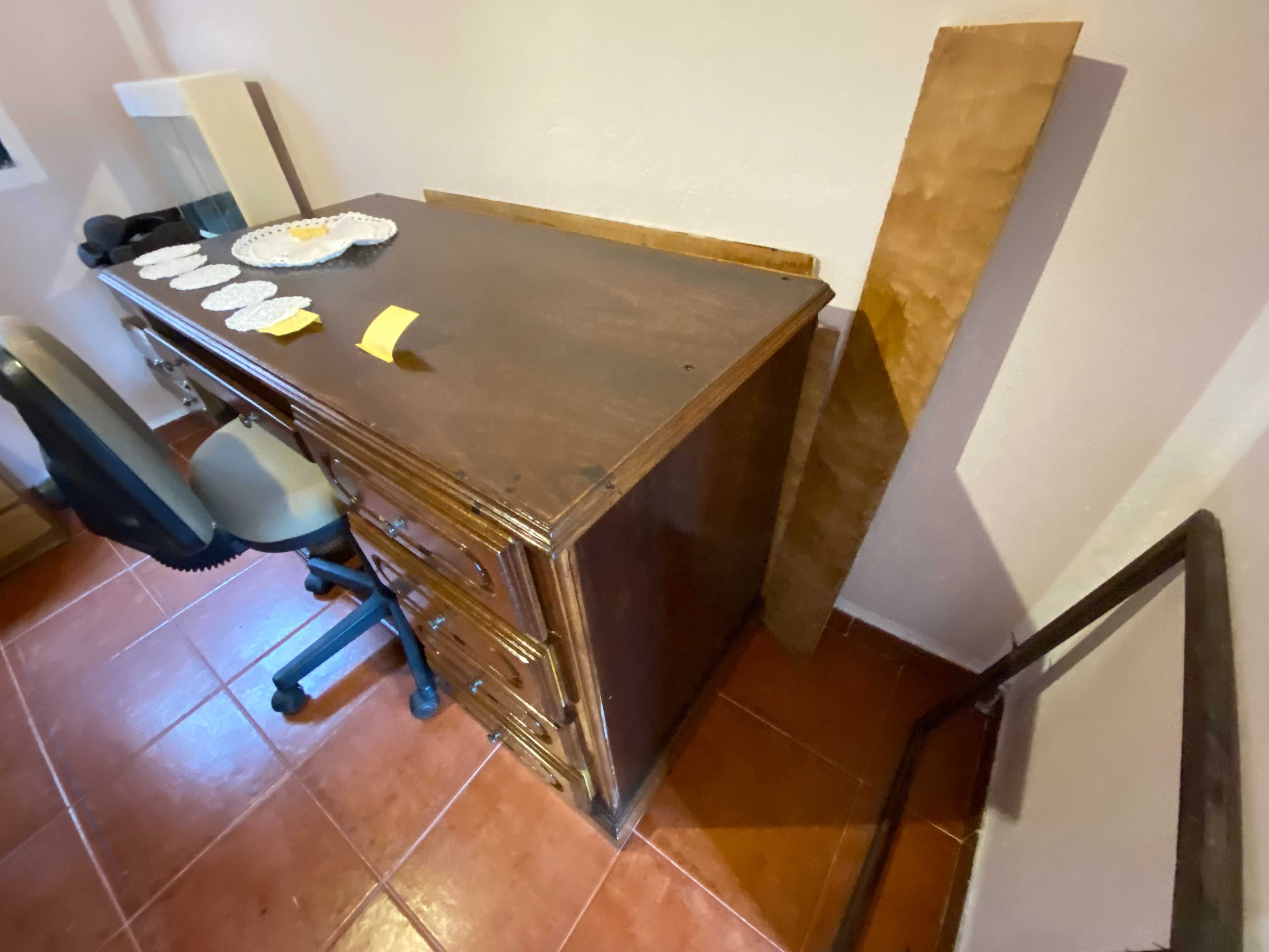 Vendo escrivaninha e cadeira rotativa - Desocupar