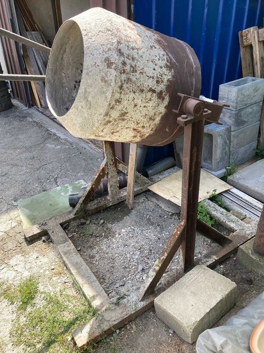 Betoniarka z silnikiem na siłe