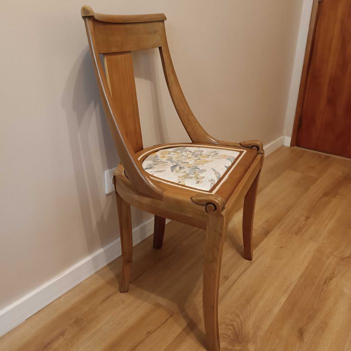 Cadeira de madeira renovada