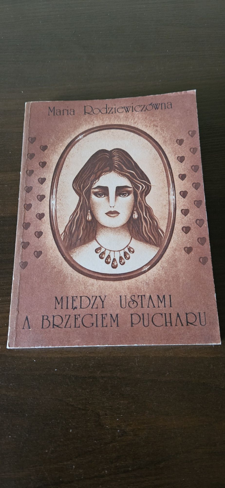 Między ustami a brzegiem pucharu.