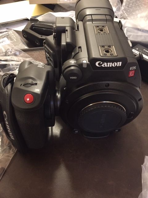 видеокамера/кинокамера Canon EOS c200