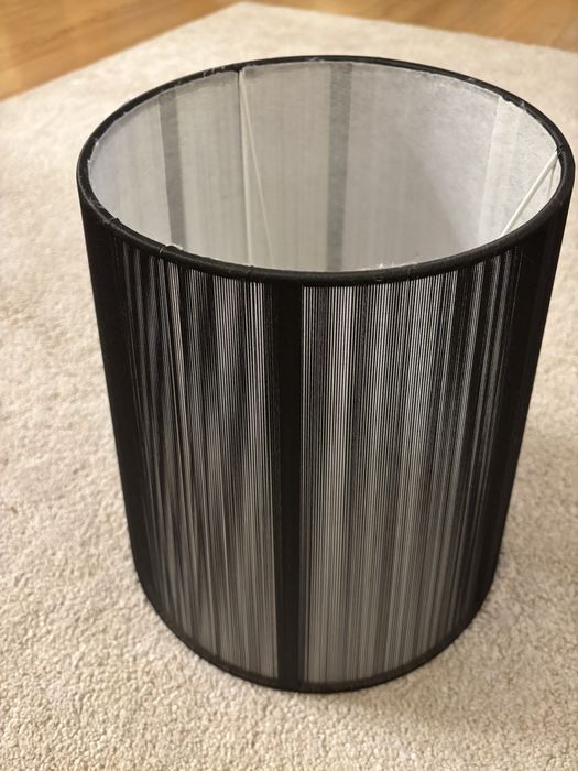 Abajur preto em linhas