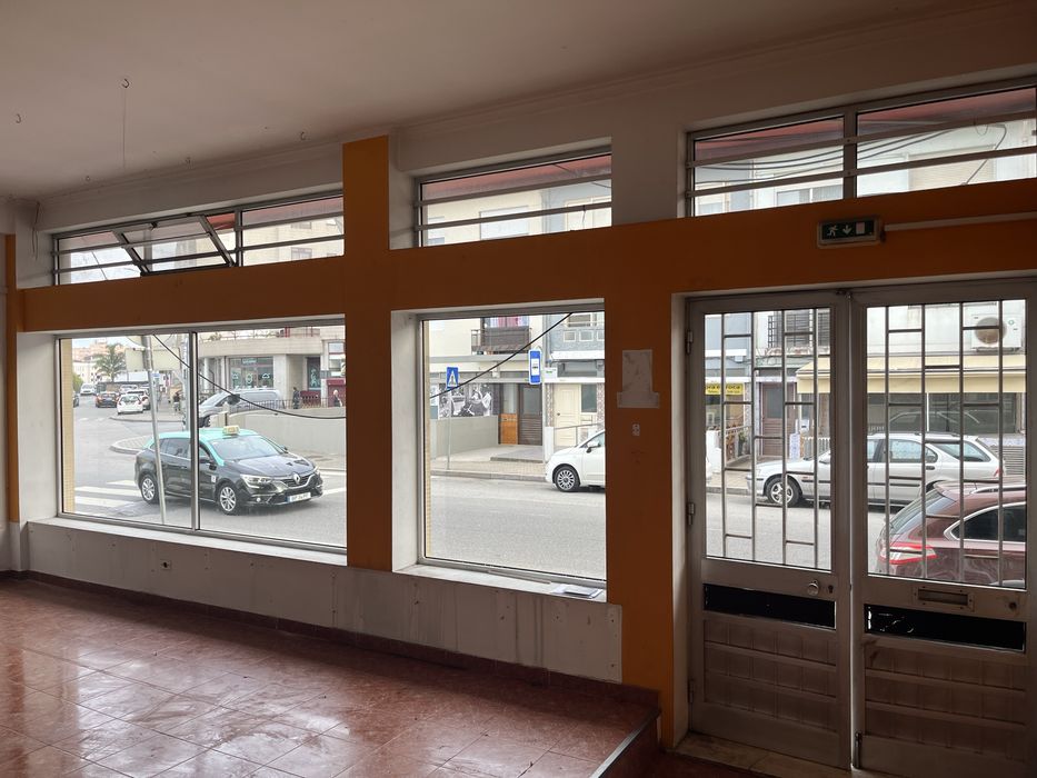 Arrenda-se loja comercial / serviços