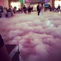 Ciężki dym taniec w chmurach, napis miłość, fotobudka
