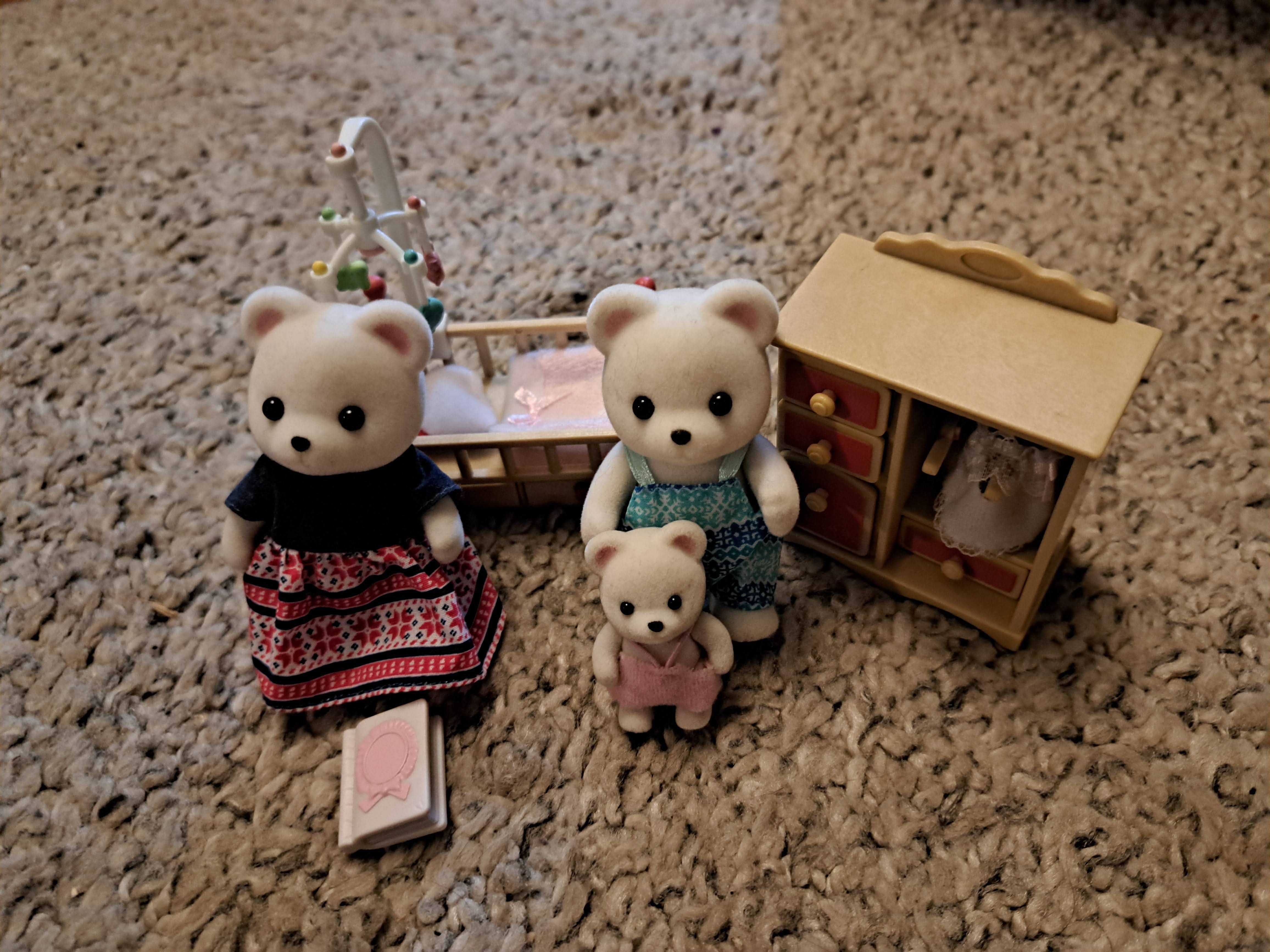 Sylvanian families - rodzina misiów z dzieckiem + akcesoria