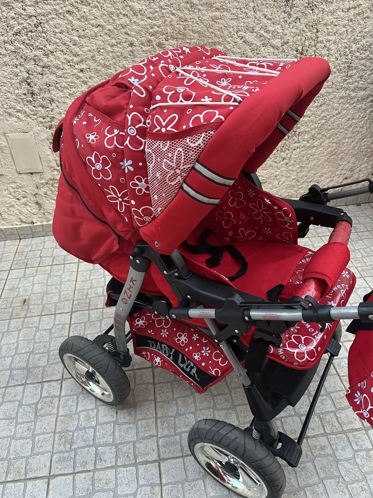 Carrinho de bebe com o ovo