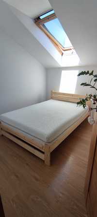 Łóżko + materac 140x200 drewniane