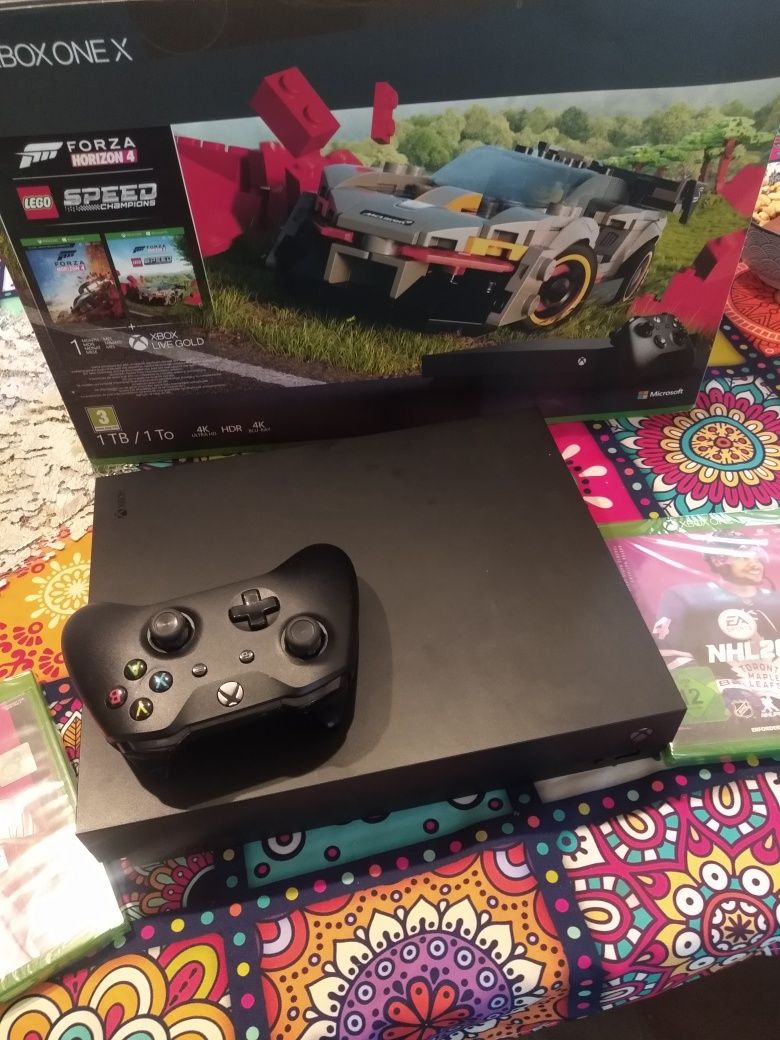 Konsola Xbox One X + pad + 2 gry – jak nowa!