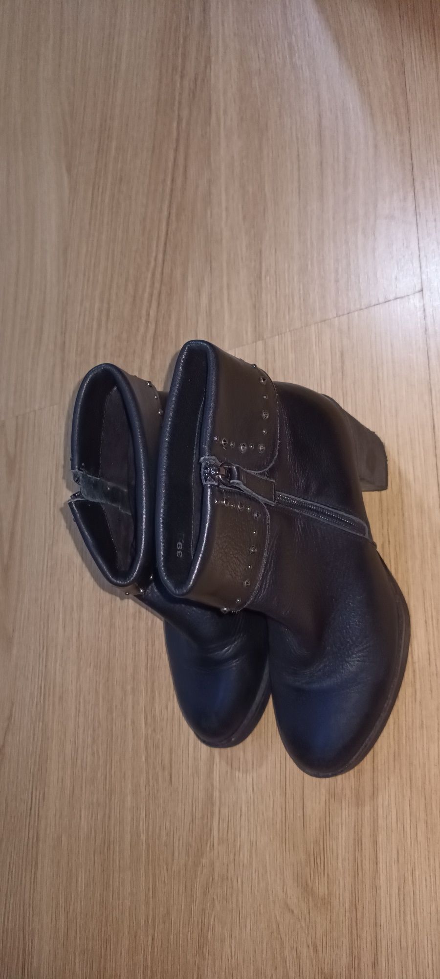 Botas em pele, cor preta, marca Carmela, marca