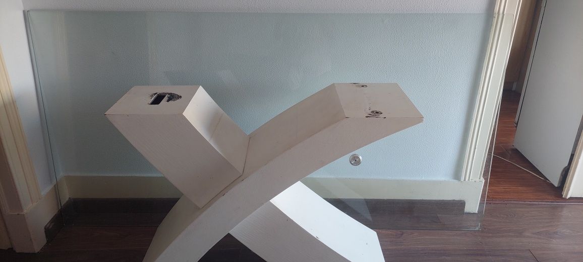 Mesa de Vidro com pés de Madeira