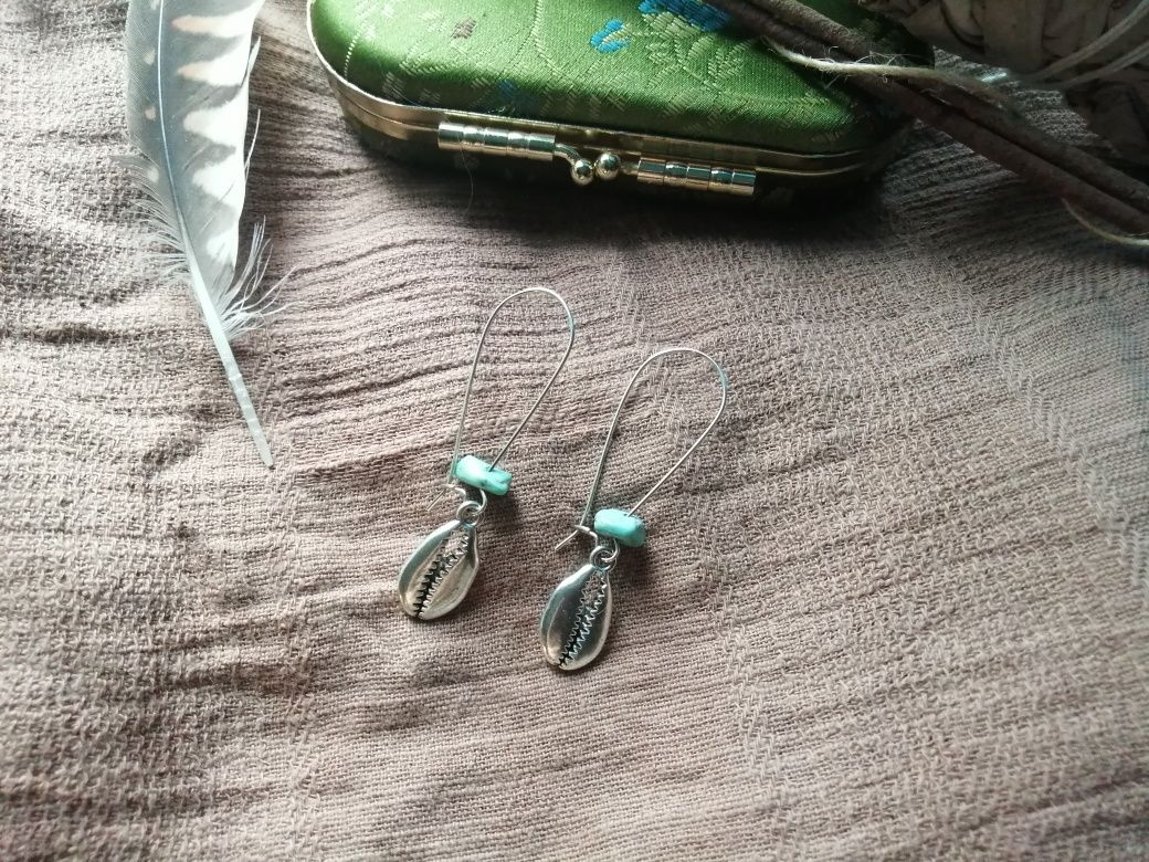 Wakacyjne kolczyki w stylu boho z howlitem