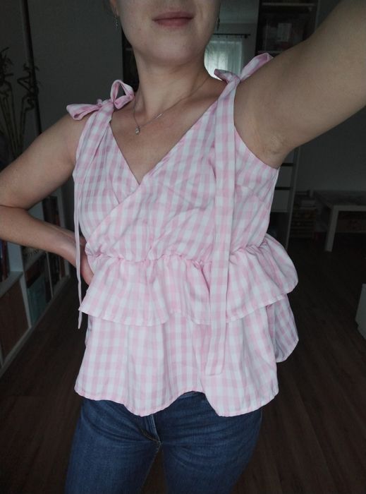 Różowa bluzeczka z baskinką na lato, kopertowy dekolt, wiązana