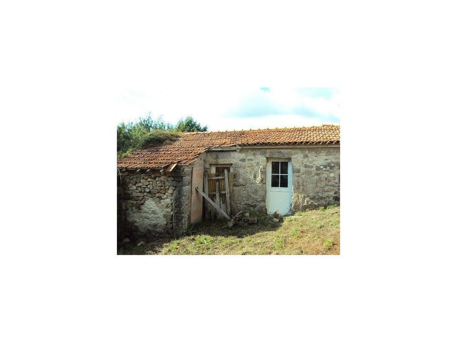 Moradia em pedra p/ reconstruir em Paredes de Coura.