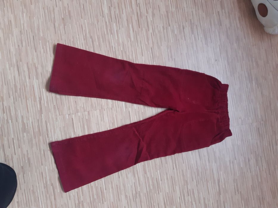 Czerwone spodnie dla dziewczynki.