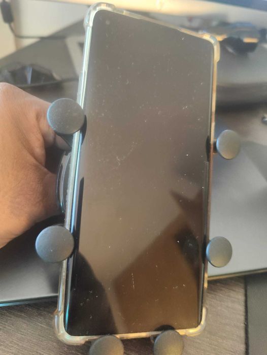 Suporte ajustável para telemóvel no carro