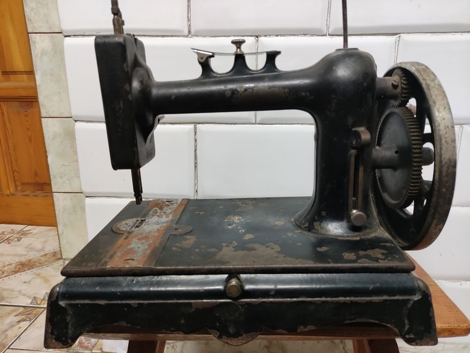 Antyczna maszyna do szycia na korbkę