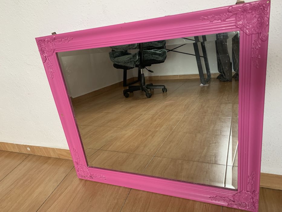 Espelho vintage com moldura de madeira rosa